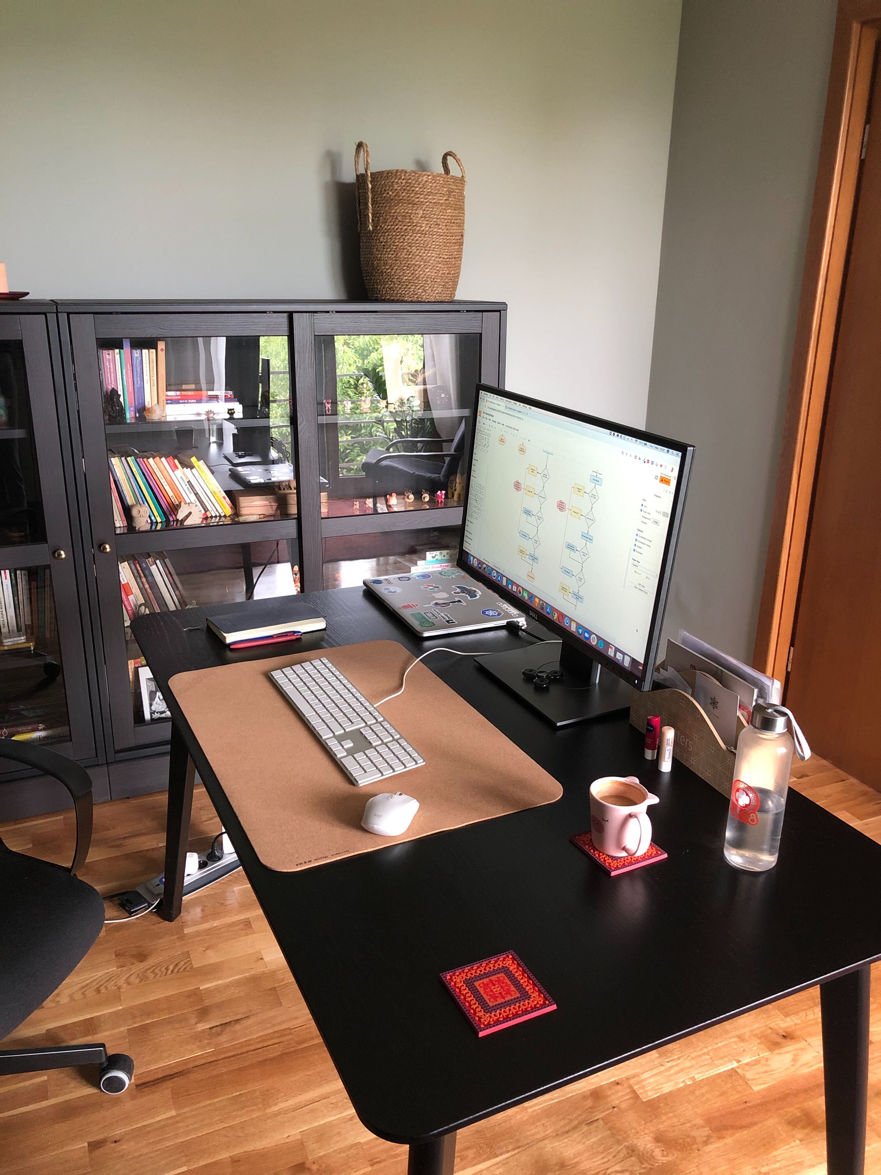 <Another view of Oana Mangiurea's workspace> <Another view of Oana Mangiurea's workspace>