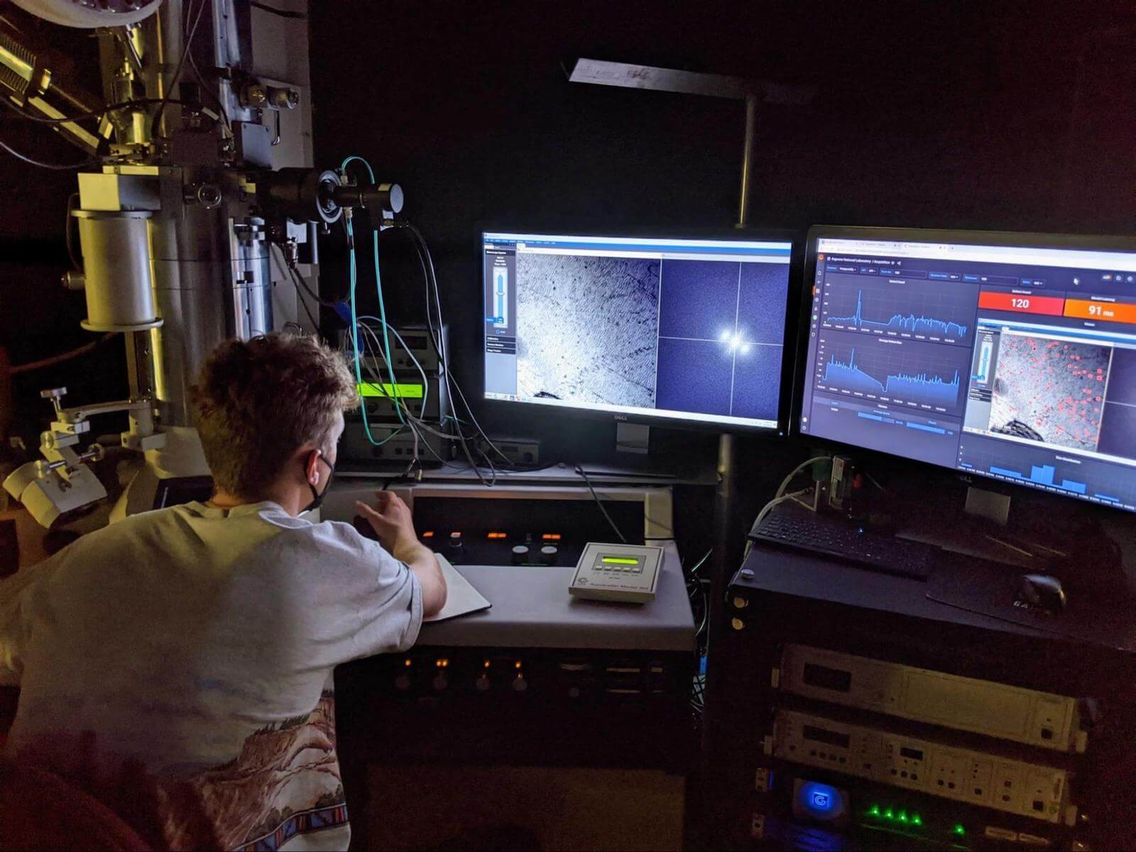 A microscopist using the Theiascope™ platform A microscopist using the Theiascope™ platform